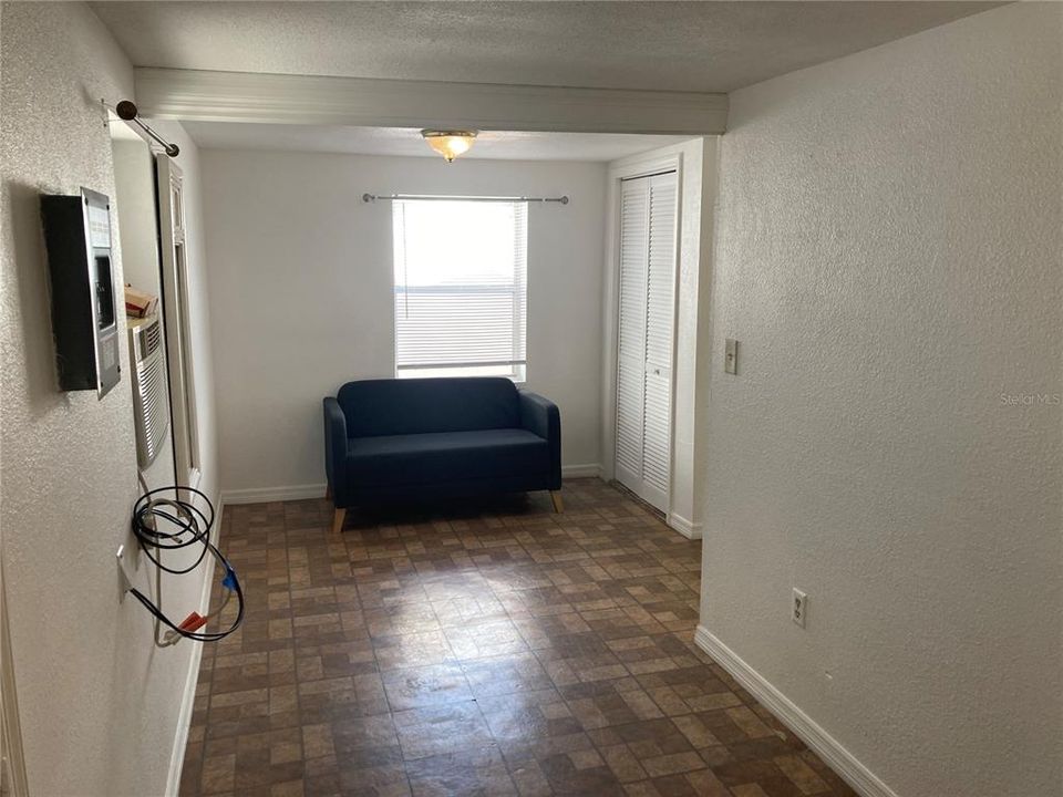 For Rent: $999 (0 beds, 1 baths, 352 Square Feet)