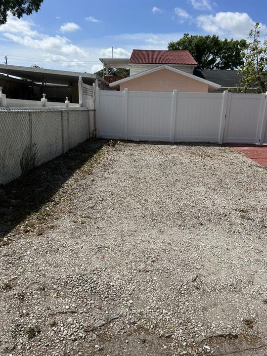 For Rent: $999 (0 beds, 1 baths, 352 Square Feet)