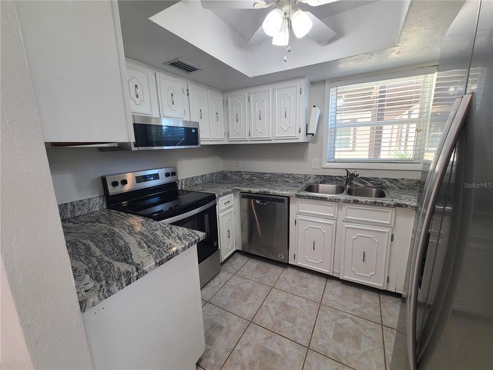 待售: $110,000 (1 贝兹, 1 浴室, 872 平方英尺)