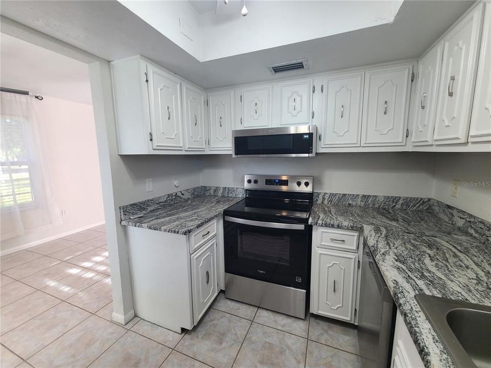 待售: $110,000 (1 贝兹, 1 浴室, 872 平方英尺)