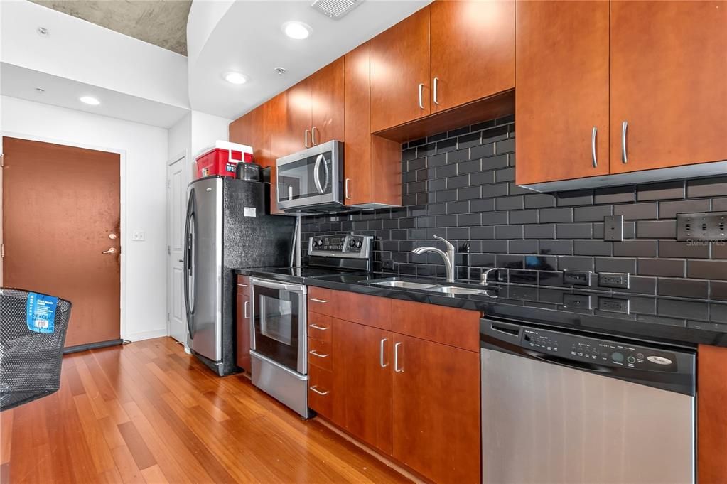 For Sale: $205,000 (1 beds, 1 baths, 615 Square Feet)