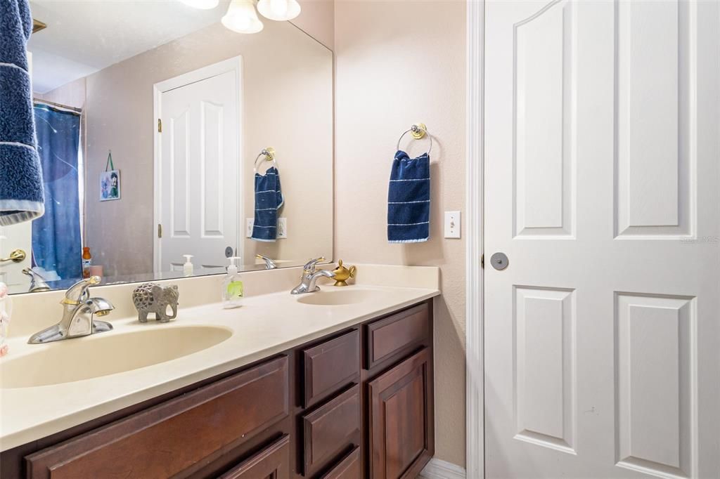 На продажу: $500,000 (7 спален, 6 ванн, 3915 Квадратных фут)