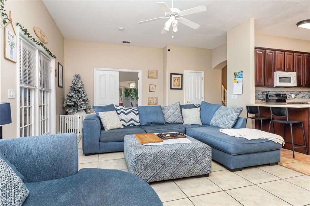 На продажу: $500,000 (7 спален, 6 ванн, 3915 Квадратных фут)