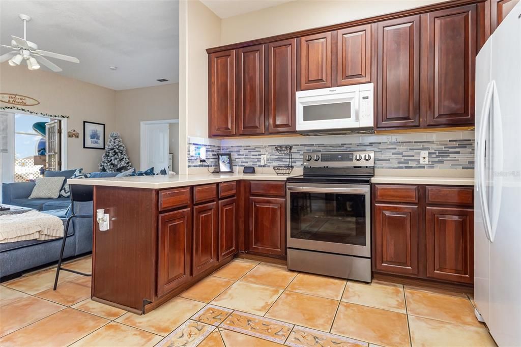 На продажу: $500,000 (7 спален, 6 ванн, 3915 Квадратных фут)