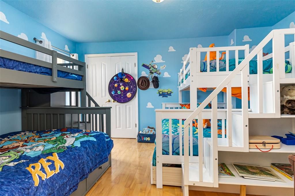 На продажу: $500,000 (7 спален, 6 ванн, 3915 Квадратных фут)