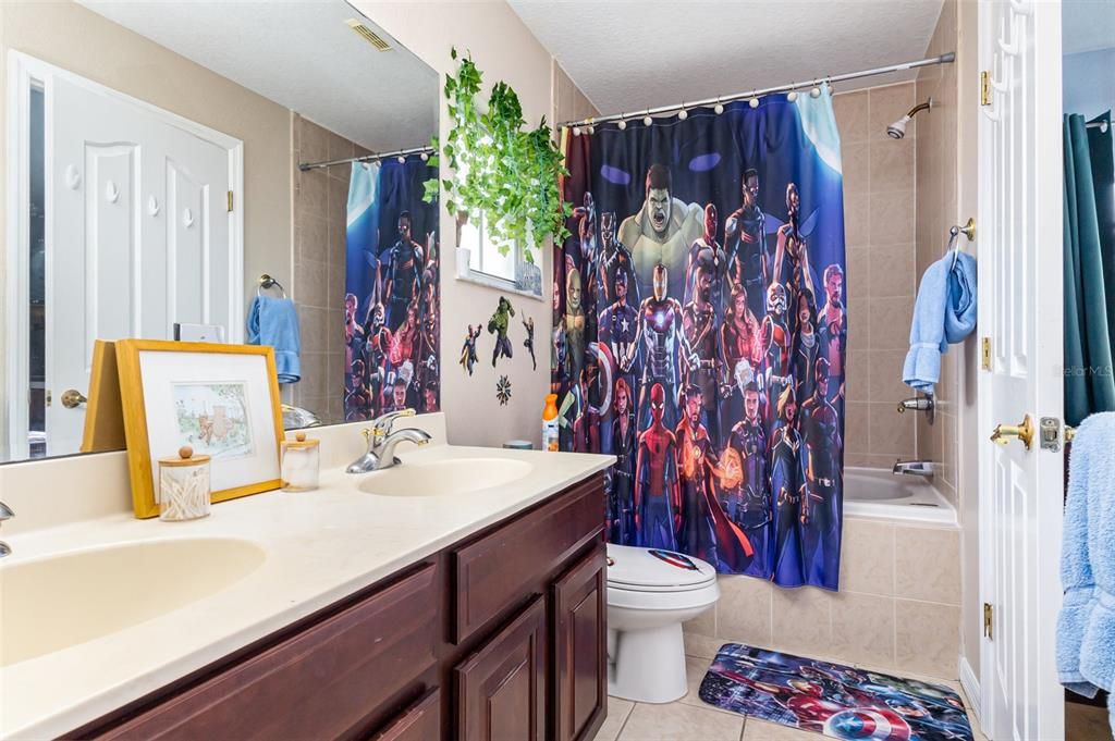 На продажу: $500,000 (7 спален, 6 ванн, 3915 Квадратных фут)