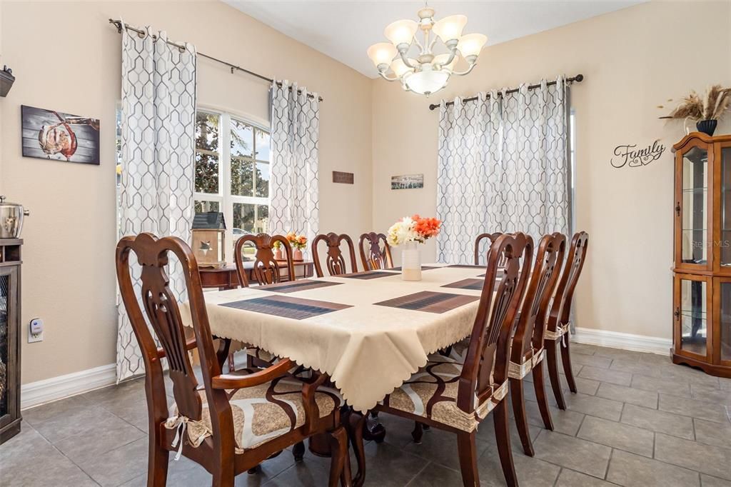 На продажу: $500,000 (7 спален, 6 ванн, 3915 Квадратных фут)