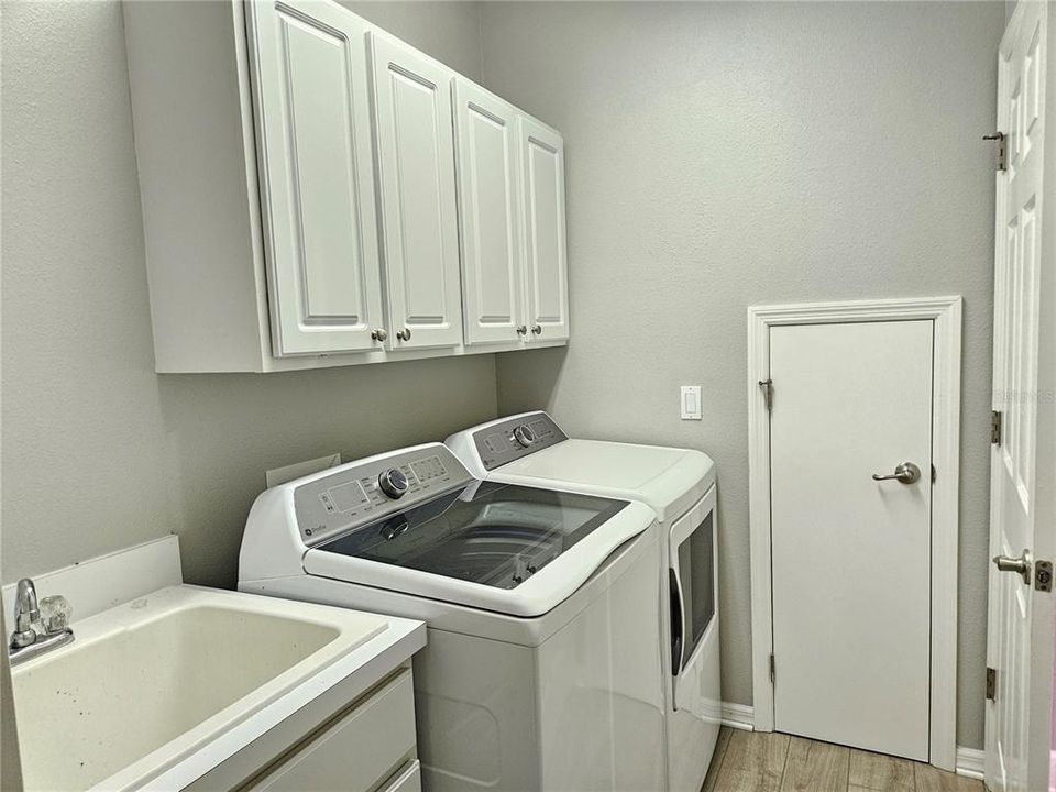 出租: $3,300 (3 贝兹, 2 浴室, 2081 平方英尺)