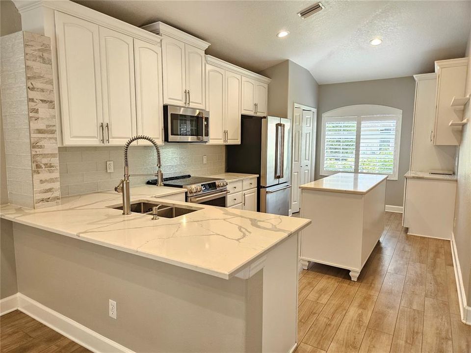 出租: $3,300 (3 贝兹, 2 浴室, 2081 平方英尺)