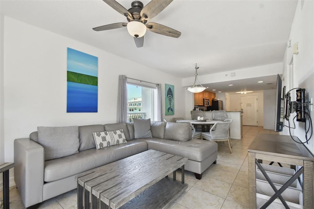 На продажу: $485,000 (2 спален, 2 ванн, 914 Квадратных фут)