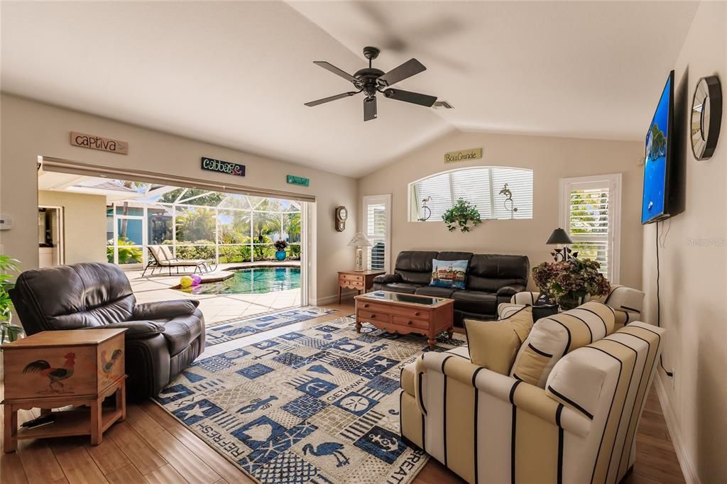 En Venta: $565,000 (3 camas, 2 baños, 2468 Pies cuadrados)