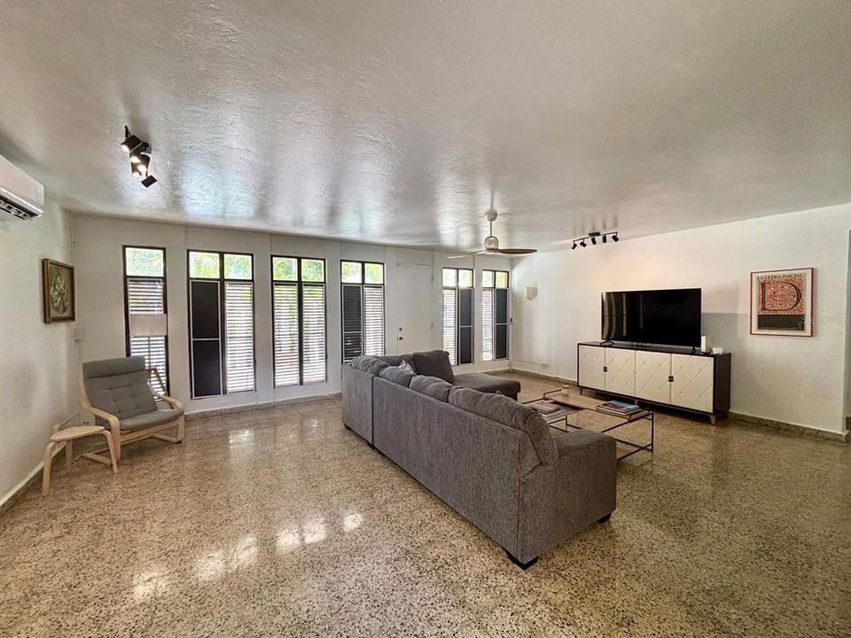 For Rent: $6,500 (4 beds, 2 baths, 2900 Square Feet)