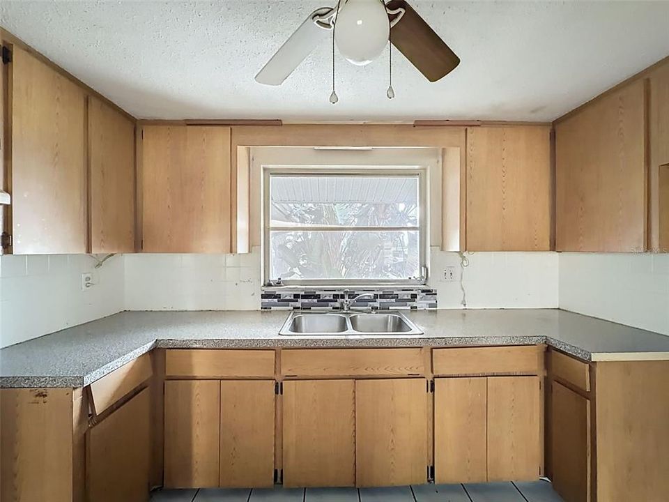 For Sale: $189,900 (2 beds, 2 baths, 1096 Square Feet)