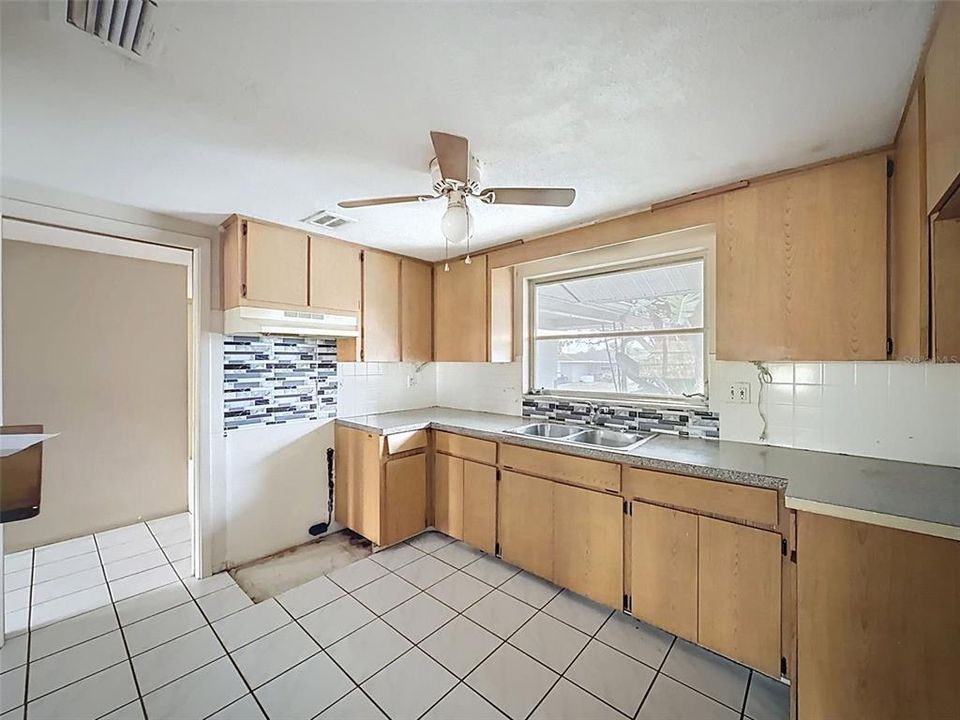 For Sale: $189,900 (2 beds, 2 baths, 1096 Square Feet)