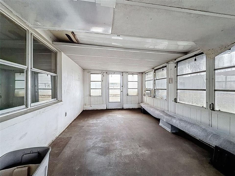 For Sale: $189,900 (2 beds, 2 baths, 1096 Square Feet)