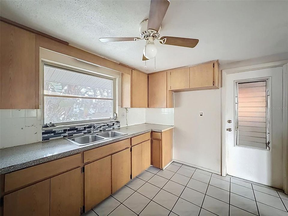 For Sale: $189,900 (2 beds, 2 baths, 1096 Square Feet)