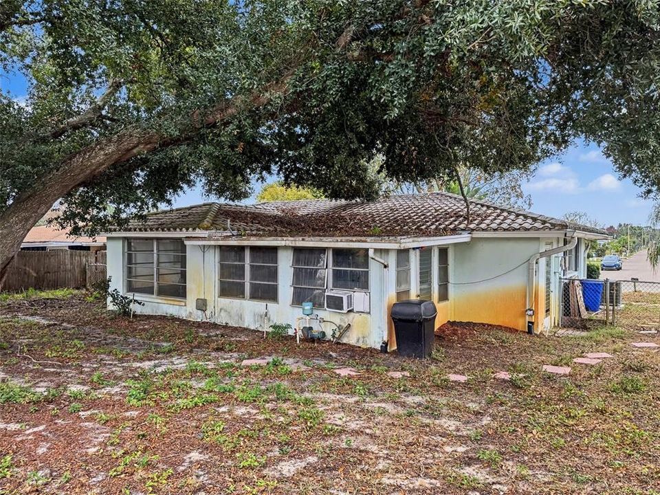 For Sale: $189,900 (2 beds, 2 baths, 1096 Square Feet)