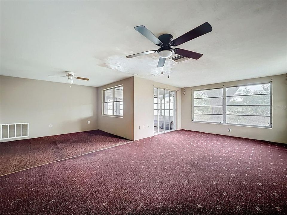 For Sale: $189,900 (2 beds, 2 baths, 1096 Square Feet)