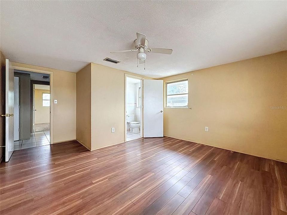 For Sale: $189,900 (2 beds, 2 baths, 1096 Square Feet)
