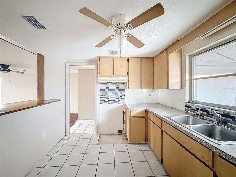 For Sale: $189,900 (2 beds, 2 baths, 1096 Square Feet)