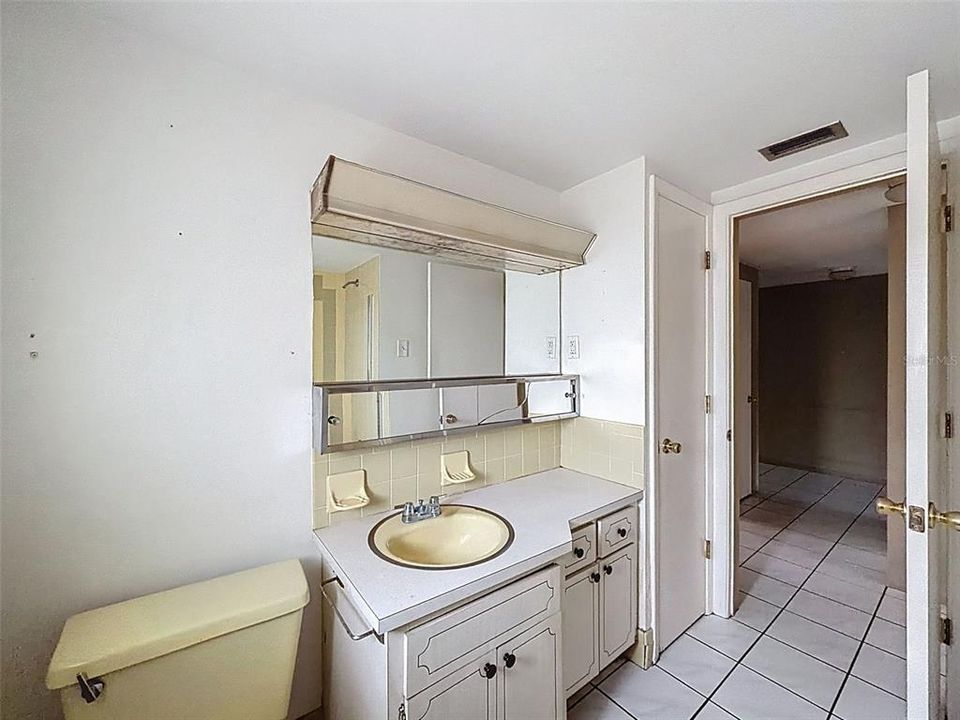 For Sale: $189,900 (2 beds, 2 baths, 1096 Square Feet)