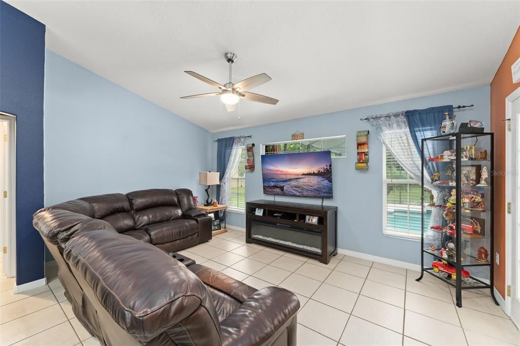 На продажу: $435,000 (3 спален, 2 ванн, 1978 Квадратных фут)