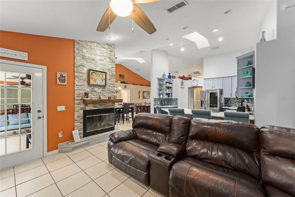 На продажу: $435,000 (3 спален, 2 ванн, 1978 Квадратных фут)