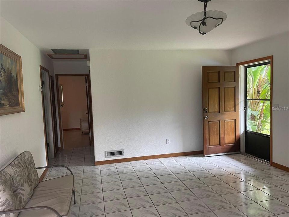 待售: $280,000 (2 贝兹, 1 浴室, 900 平方英尺)