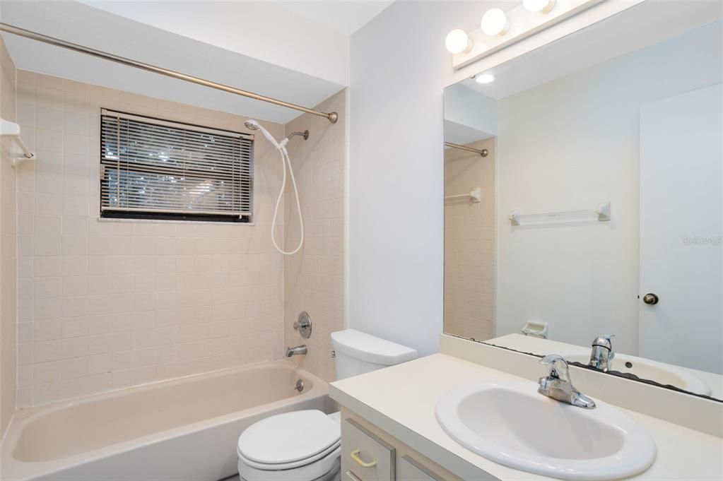 出租: $2,195 (2 贝兹, 2 浴室, 1408 平方英尺)