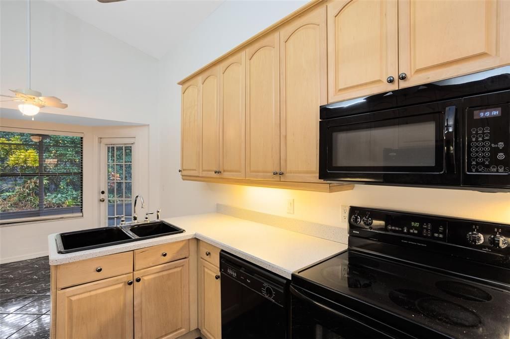 出租: $2,195 (2 贝兹, 2 浴室, 1408 平方英尺)