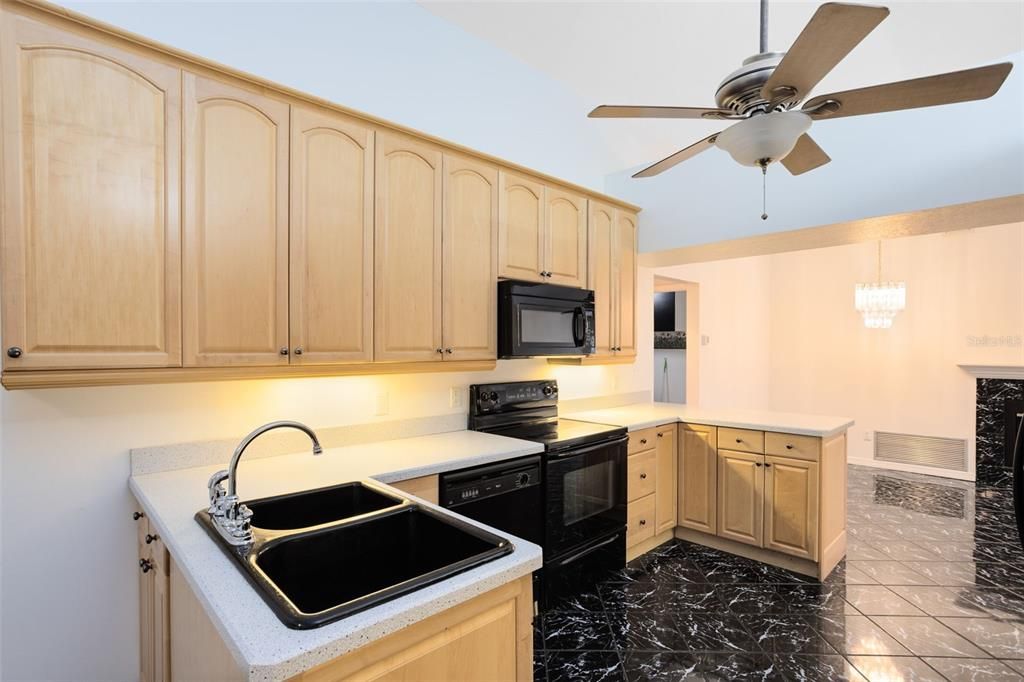 出租: $2,195 (2 贝兹, 2 浴室, 1408 平方英尺)