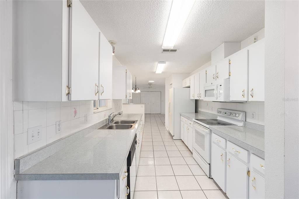 待售: $235,000 (2 贝兹, 2 浴室, 1388 平方英尺)