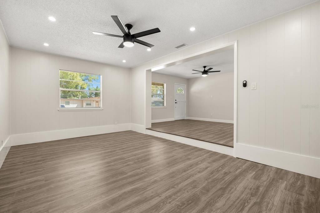 For Sale: $315,000 (3 beds, 2 baths, 1100 Square Feet)