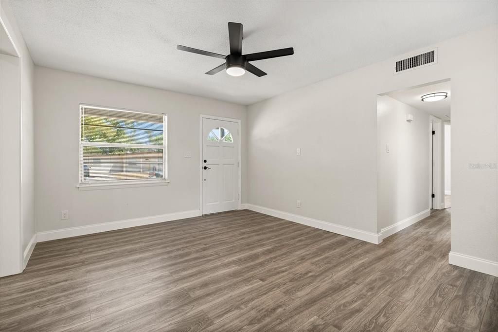 For Sale: $315,000 (3 beds, 2 baths, 1100 Square Feet)