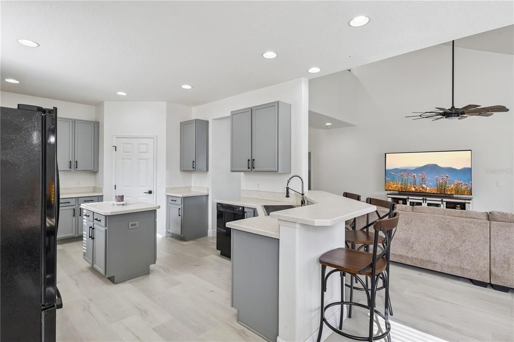 En Venta: $489,500 (4 camas, 2 baños, 2503 Pies cuadrados)