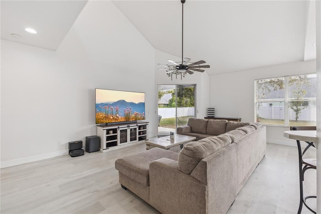 En Venta: $489,500 (4 camas, 2 baños, 2503 Pies cuadrados)