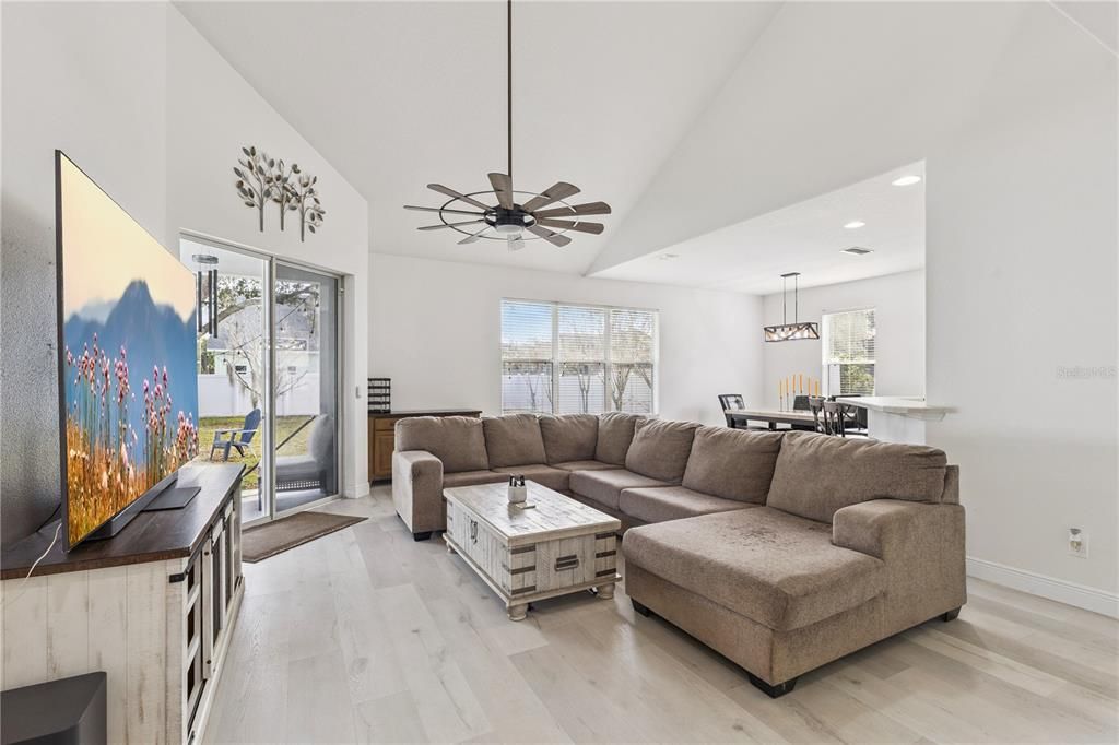 En Venta: $489,500 (4 camas, 2 baños, 2503 Pies cuadrados)