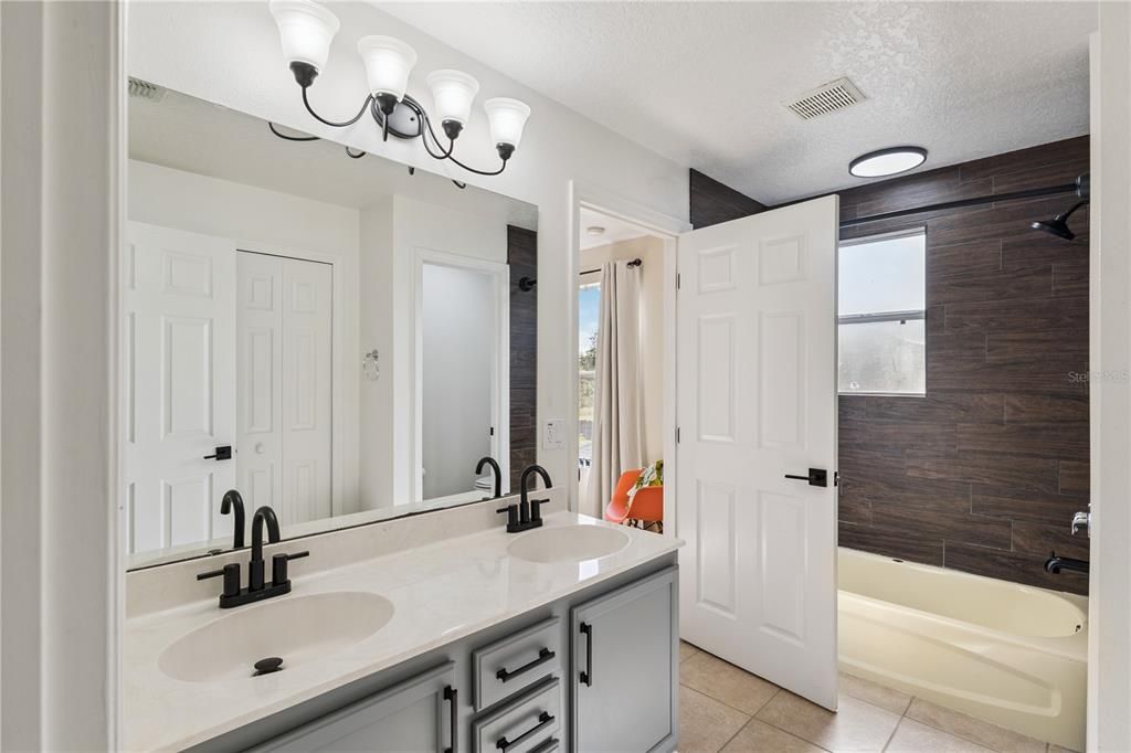 En Venta: $489,500 (4 camas, 2 baños, 2503 Pies cuadrados)