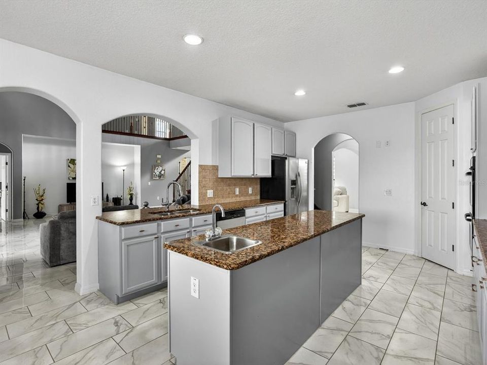 На продажу: $624,990 (6 спален, 4 ванн, 4303 Квадратных фут)