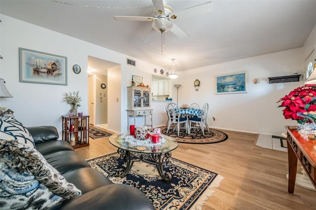 待售: $130,000 (1 贝兹, 1 浴室, 825 平方英尺)