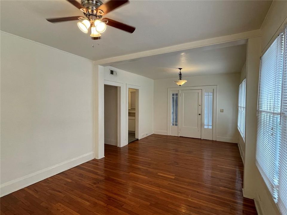 For Rent: $1,495 (2 beds, 1 baths, 950 Square Feet)