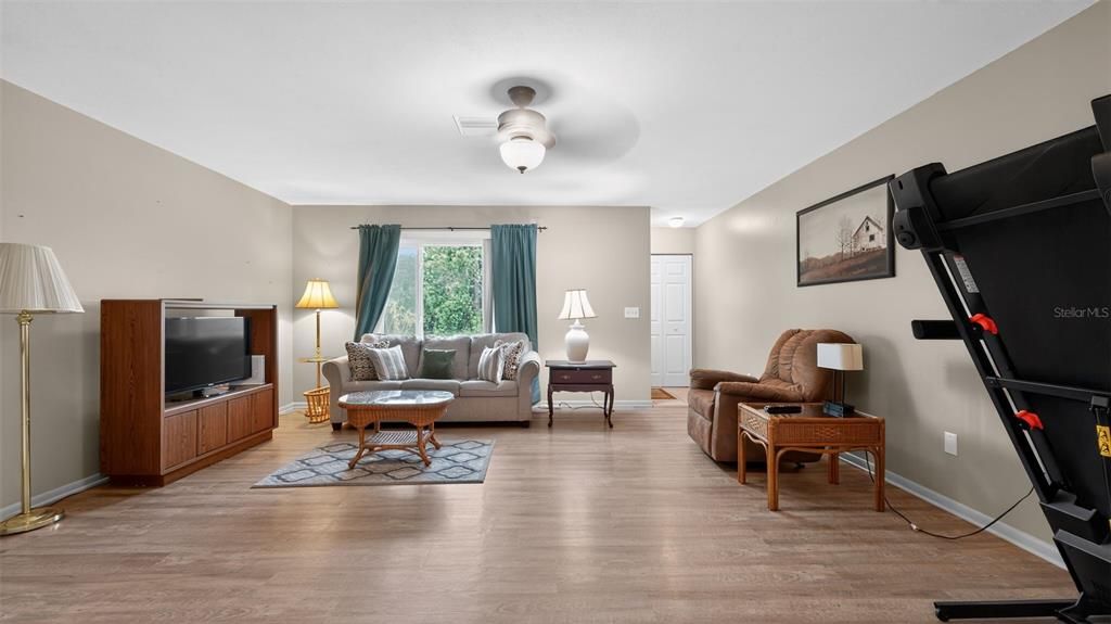 На продажу: $215,000 (2 спален, 2 ванн, 1217 Квадратных фут)