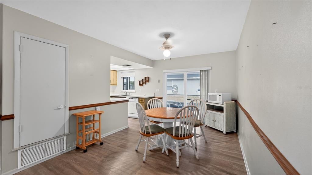 На продажу: $215,000 (2 спален, 2 ванн, 1217 Квадратных фут)