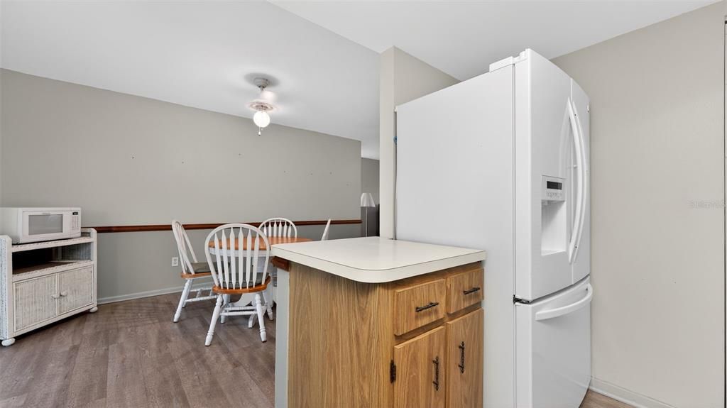 На продажу: $215,000 (2 спален, 2 ванн, 1217 Квадратных фут)