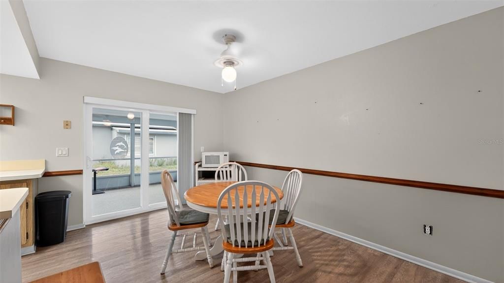 На продажу: $215,000 (2 спален, 2 ванн, 1217 Квадратных фут)