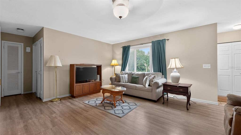 На продажу: $215,000 (2 спален, 2 ванн, 1217 Квадратных фут)