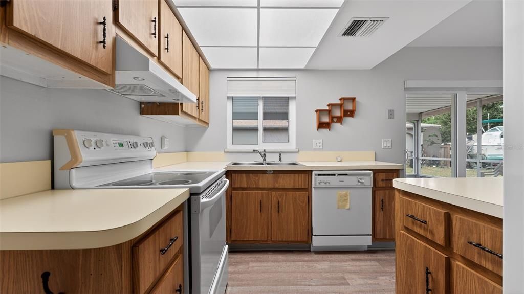 На продажу: $215,000 (2 спален, 2 ванн, 1217 Квадратных фут)