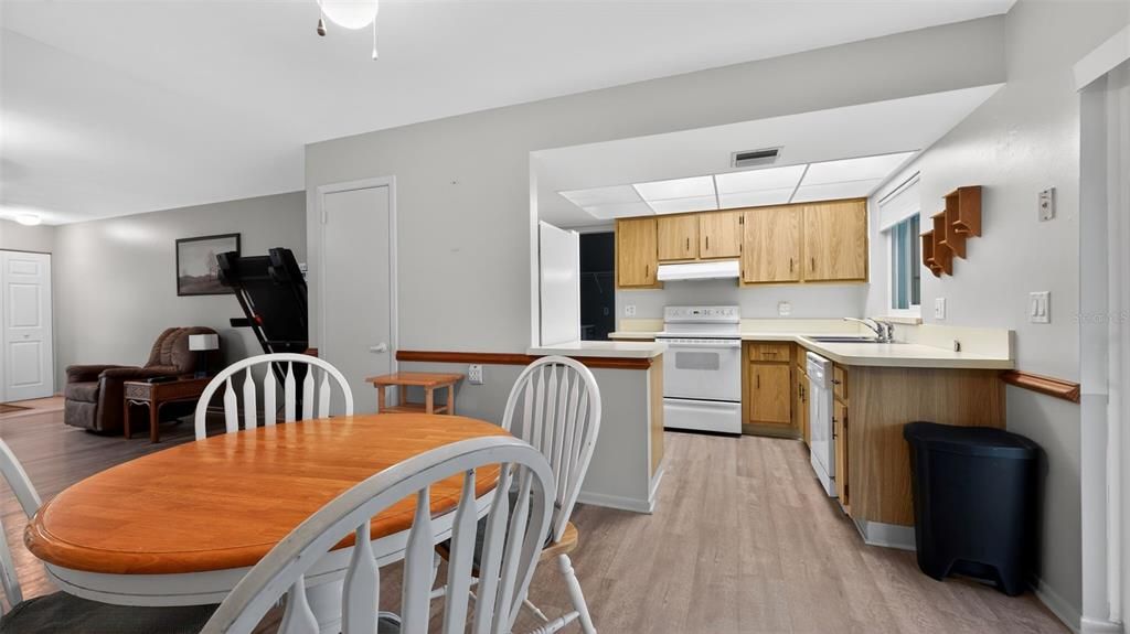 На продажу: $215,000 (2 спален, 2 ванн, 1217 Квадратных фут)