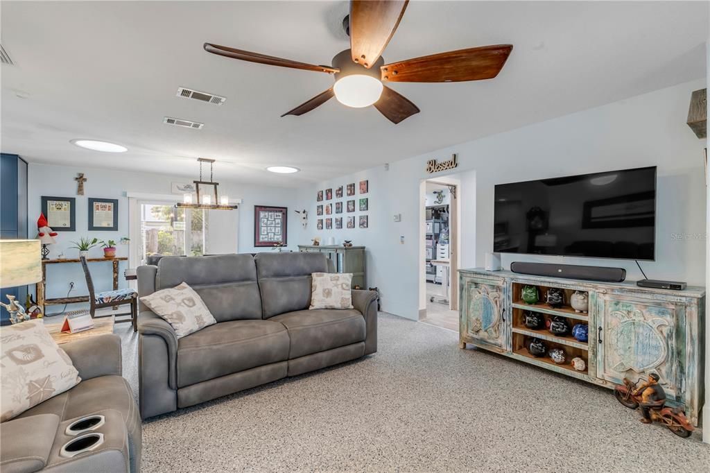 En Venta: $335,000 (3 camas, 2 baños, 1386 Pies cuadrados)