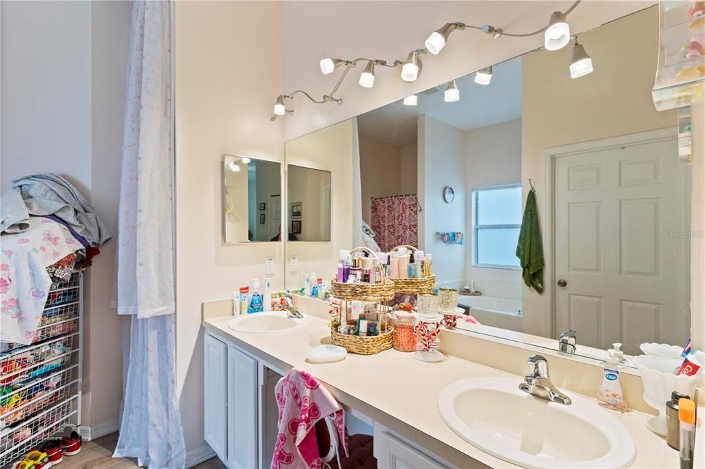 For Sale: $289,000 (3 beds, 2 baths, 2132 Square Feet)